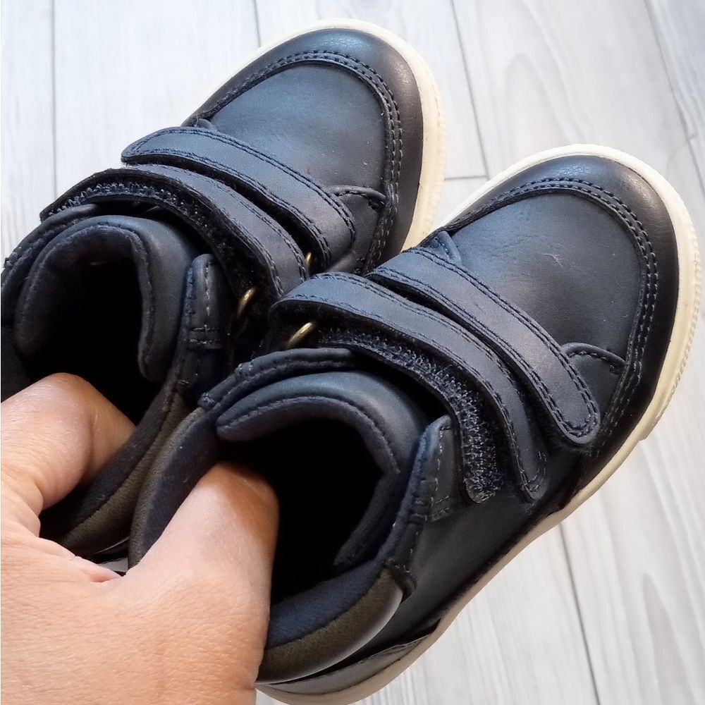 (73-3975) Cat & Jack Shoes Sz 5